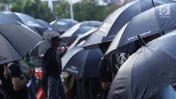 Peserta aksi melakukan aksi Kamisan di depan Istana Negara, Jakarta, Kamis (24/1). Mereka meminta pemerintah segera menuntaskan penyelesaian kasus pelanggaran HAM masa lalu dan membentuk pengadilan HAM. (Liputan6.com/Helmi Fithriansyah)