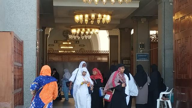 Pintu masuk menuju ruang salat bagi perempuan di Masjid Quba, Madinah/ Nurmayanti/Liputan6.com