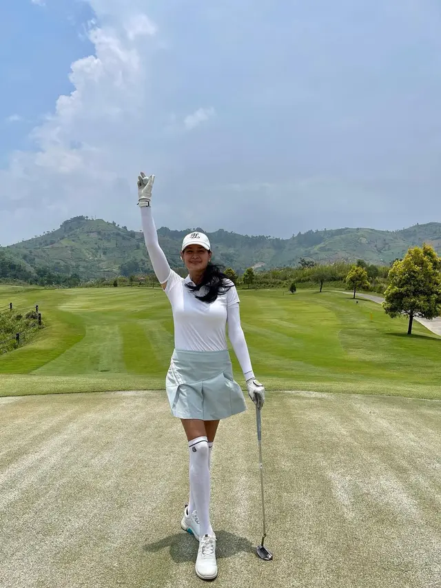 7 Gaya Donna Harun saat Main Golf, Banjir Pujian