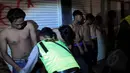 Polisi tampak melakukan penggeledahan terhadap sejumlah remaja di kompleks ruko di kawasan Jakarta Barat (Liputan6.com/Faisal R Syam)