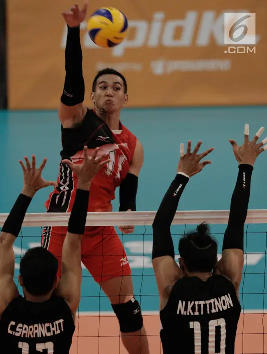 Pevoli putra Indonesia Bertiyawan Antho mengembalikan bola ke arah pemain Thailand pada final bola voli SEA Games 2017 Kuala Lumpur, Minggu (27/8). Tim bola voli Indonesia meraih medali perak setelah kalah dengan Thailand. (Liputan6.com/Faizal Fanani)