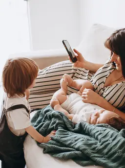 Kebiasaan menggunakan ponsel berlebihan tidak hanya menjadi perhatian bagi anak, tetapi juga orangtua yang perlu membangun pola penggunaan teknologi lebih seimbang di rumah. (Foto/Dok: Pexels)