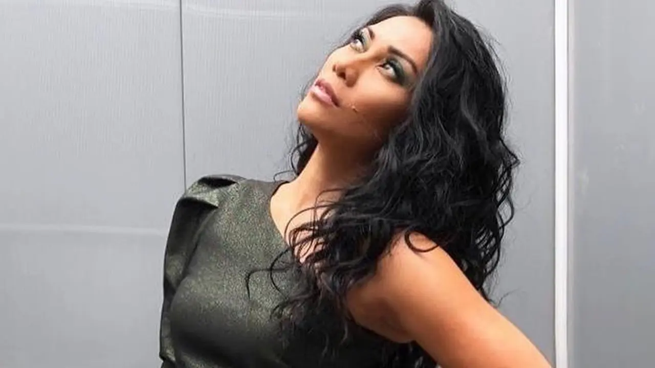 FOTO: Gaya Anggun Cipta Sasmi saat Pakai Makeup Tebal, Kian Memesona