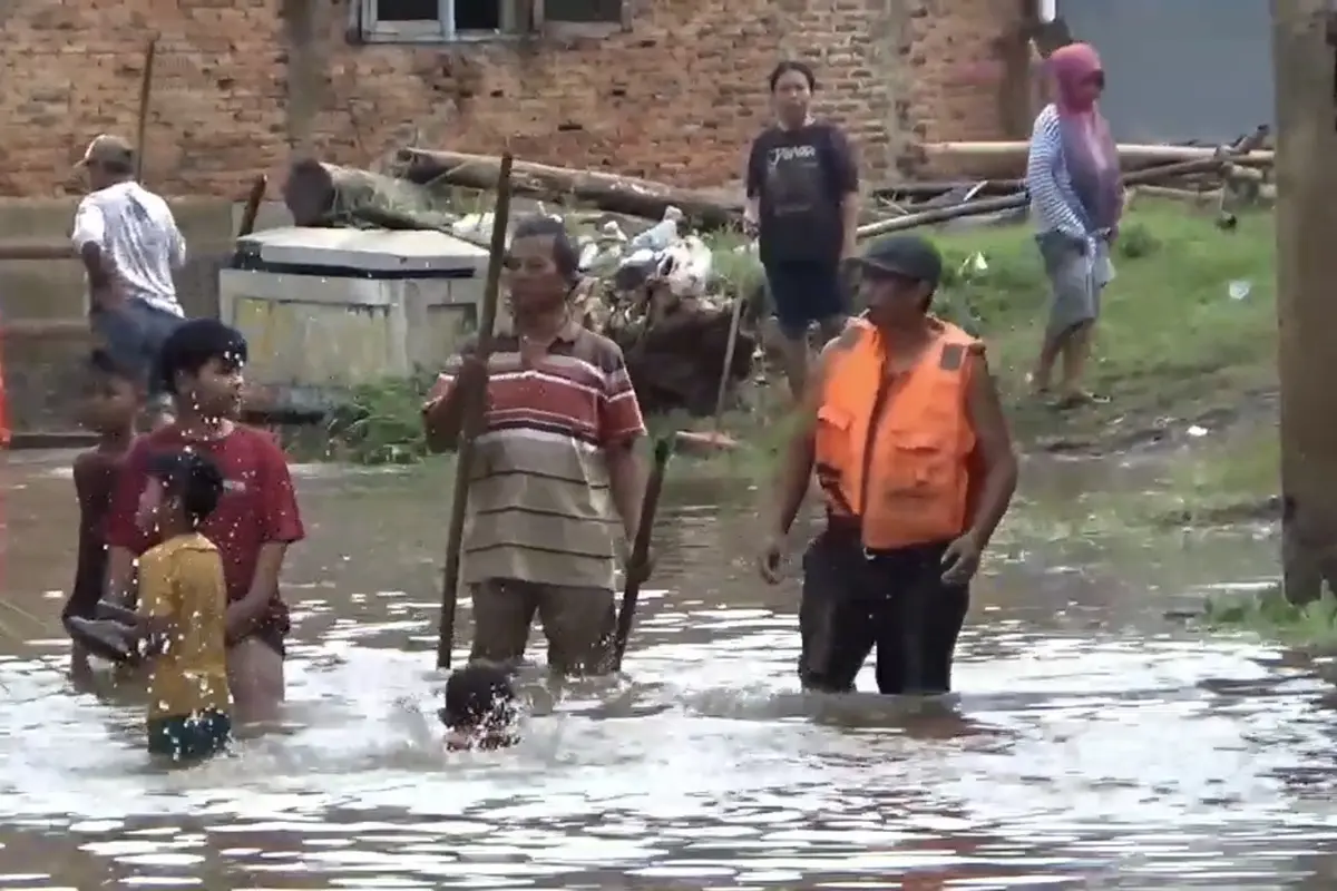 Pemukiman warga di Kelurahan Kalibalau, Kecamatan Sukabumi, Kota Bandar Lampung, terendam banjir usai diguyur hujan deras. Foto : (Liputan6.com/Ardi).
