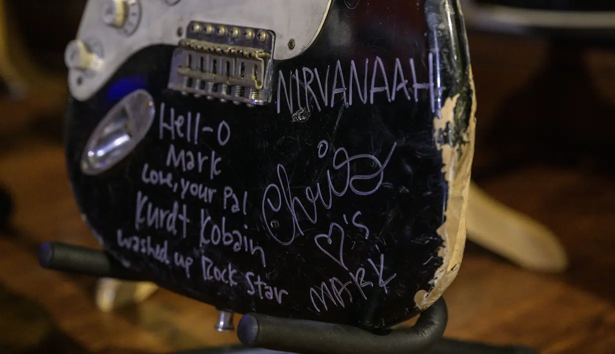 Gitar Listrik Smashed Black Fender Stratocaster Kurt Cobain ditampilkan selama pratinjau pers Julien's Auctions menjelang pameran publik dan lelang "Music Icons", di Hard Rock New York pada 15 Mei 2023.  (Photo by ANGELA WEISS / AFP)