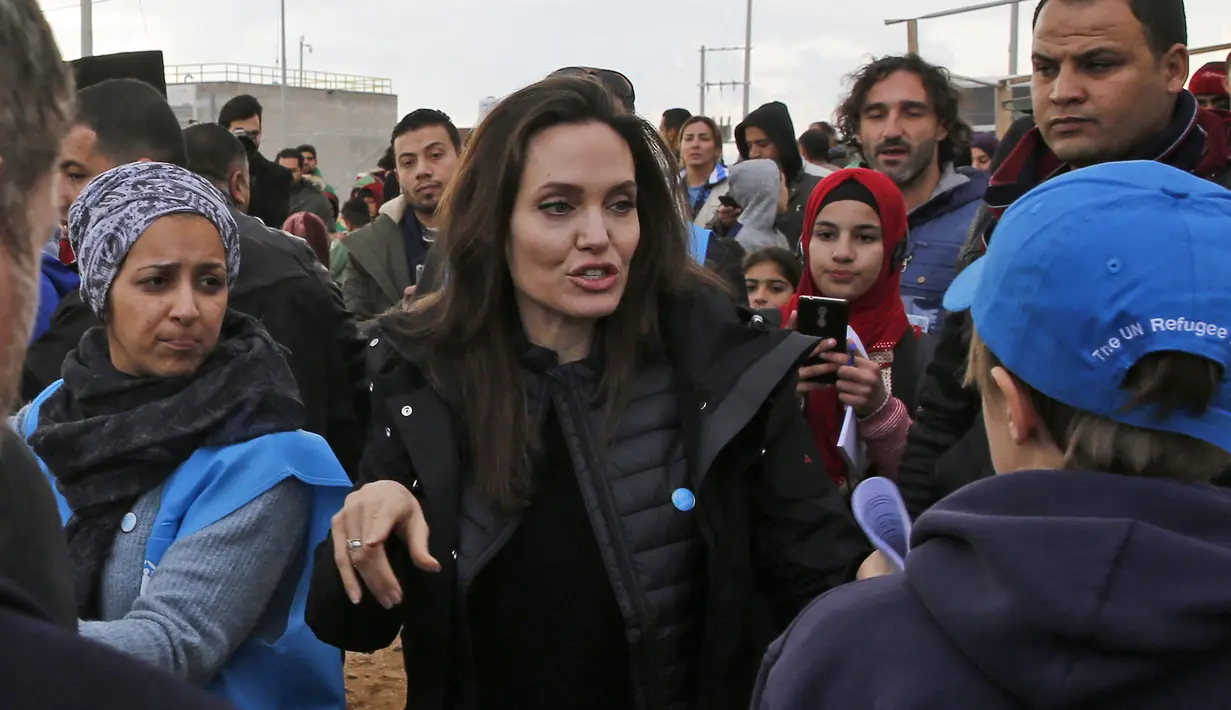 Angelina Jolie percaya mengenai hal spiritual usai syuting film Unbroken. Ia merasa ada sesuatu yang lebih hebat dari para manusia. (KHALIL MAZRAAWI  AFP)