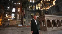 Presiden Turki, Tayyip Erdogan mengunjungi Hagia Sophia di Istanbul, Minggu (19/7/2020). Erdogan melakukan kunjungan mendadak ke bangunan kuno tersebut beberapa hari sebelum diselenggarakannya salat pertama usai Hagia Sofia diubah menjadi Masjid. (HO/TURKISH PRESIDENTIAL PRESS SERVICE/AFP)