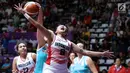 Pebasket putri Indonesia, Nathasa Debby Christaline (depan) menahan serangan pemain Kazakhstan pada babak penyisihan Grup X Basket Putri Asian Games 2018 di Jakarta, Minggu (19/8). Indonesia kalah 73-85. (Liputan6.com/Helmi Fithriansyah)