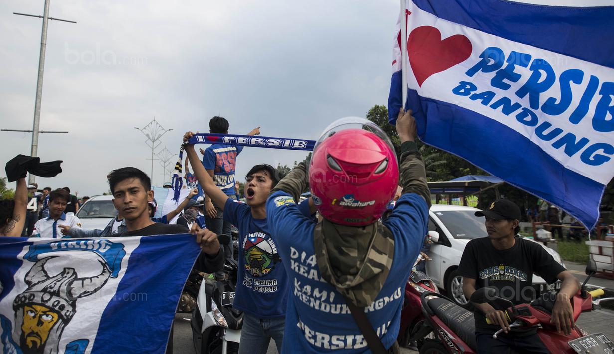 Sejumlah pendukung Persib, Bobotoh, bersuka ria saat tiba di Stadion GBLA Bandung, Jawa Barat, Sabtu (22/7/2017). Bobotoh bersiap menyaksikan laga Liga 1 melawan Persija. (Bola.com/Vitalis Yogi Trisna)