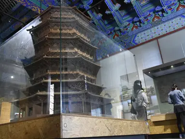 Sejumlah orang mengunjungi Museum Arsitektur Kuno Beijing di Beijing, ibu kota China, pada 2 Oktober 2020. (Xinhua/Lu Peng)