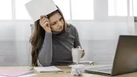 Tak Perlu Ribet, 12 Tips Ini Bikin Karyawan Kantoran Super Sibuk Tetap Tahan Banting