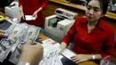 Seorang nasabah sedang melakukan transaksi penukaran mata uang dollar, Jakarta, Kamis (23/10/2014) (Liputan6.com/Johan Tallo) 