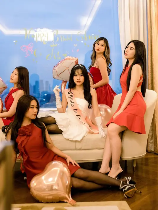 Acara yang digelar di hotel mewah @fsjakarta ini mengusung nuansa elegan dan feminim. Jessica tampil menawan bak seorang pengantin dengan busana serba putih yang mencerminkan suasana penuh cinta dan kebahagiaan. [@flawlesspic].