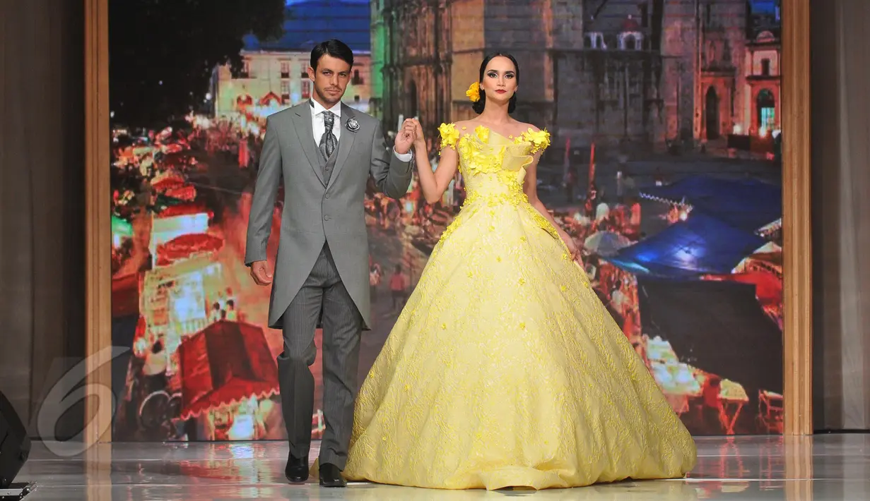 Sepasang model memperagakan koleksi busana pengantin pada pameran pernikahan yang bertajuk Unveil, From Indonesia to the World di Grand Ballroom Shangri-La Hotel, Jakarta, Jumat (5/6/2015). (Liputan6.com/Herman Zakharia)