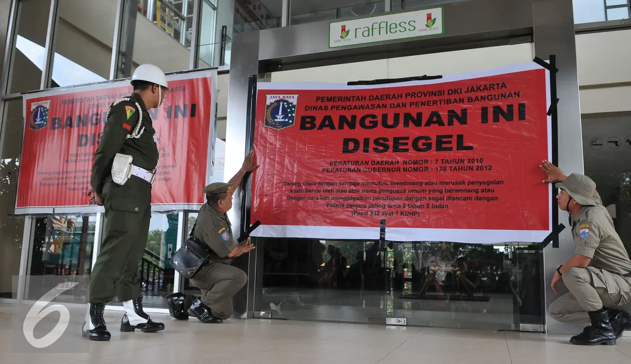 Petugas Satpol PP saat menyegel Mal Tebet Green, Jakarta, Kamis (23/7/2015). Penyegelan permanen dilakukan karena baik pemilik tanah maupun pengelola tidak mengurus sertifikat layak fungsi. (Liputan6.com/Herman Zakharia)