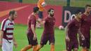 Mohamed Salah (tengah) merayakan gol bersama rekannya saat melawan AC Pinzolo pada laga uji coba di Pinzolo, Italia (13/7/2016). AS Roma menang 16-0. (Bola.com/asroma.com)