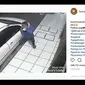 Seorang pelaku pencuri tertangkap kamera berusaha mencuri kaca spion Daihatsu Ayla yang terparkir di depan sebuah toko. (Instargarm @humorspecial)