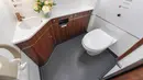 Toilet di dalam kereta cepat tipe baru yang dapat beroperasi pada sistem rel yang berbeda di Changchun, Provinsi Jilin, China timur laut (21/10/2020). Kereta dengan kecepatan standar 400 km per jam itu dikembangkan untuk mampu melintasi sistem rel yang berbeda di rute-rute internasional. (Xinhua/Zha