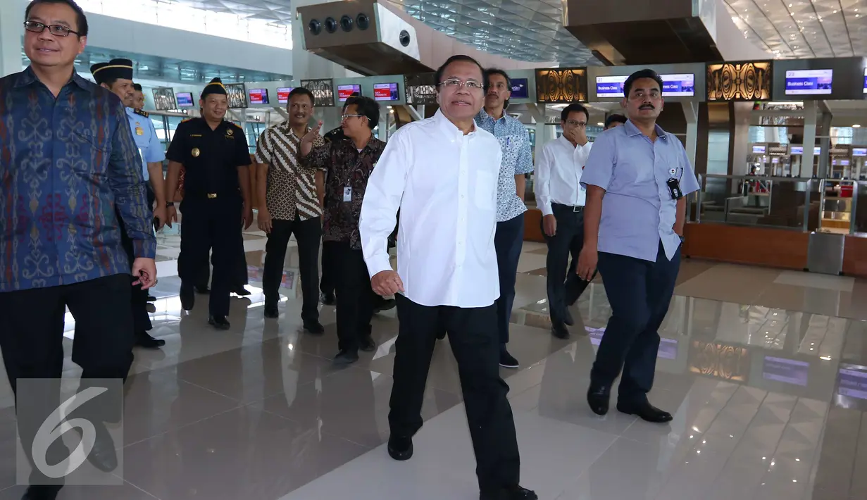 Menko bidang Kemaritiman Rizal Ramli melakukan inspeksi mendadak ke Terminal 3 Ultimate Bandara Soekarno Hatta, Tangerang, Jumat (24/6). Rizal mengecek kesiapan bandara yang dapat mendukung pariwisata Indonesia tersebut. (Liputan6.com/Angga Yuniar)