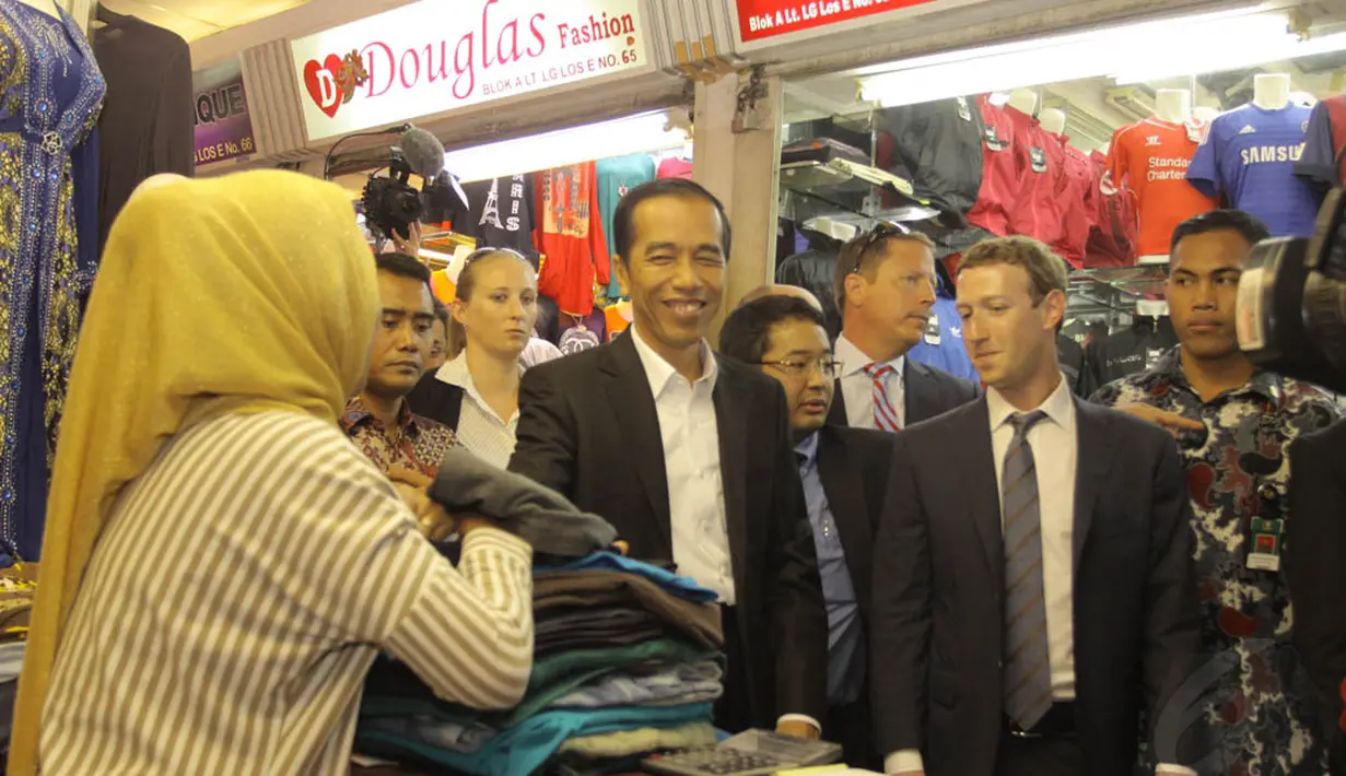 Di dalam pasar, Jokowi mengajak Mark Zurkerberg menghampiri salah satu kios pakaian di Pasar Tanah Abang, Jakarta, (13/10/14). (Liputan6.com/Herman Zakharia) 