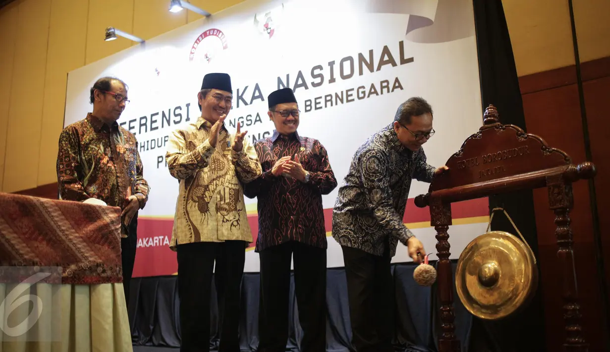 Ketua MPR RI, Zulkifli Hasan memukul gong sebagai tanda dibukanya acara Pra Konferensi Nasional Etika Berbangsa dan Bernegara di Jakarta, Rabu (5/3). Dalam pra konferensi 1 tersebut membahas Etika Nasional di Indonesia. (Liputan6.com/Faizal Fanani)