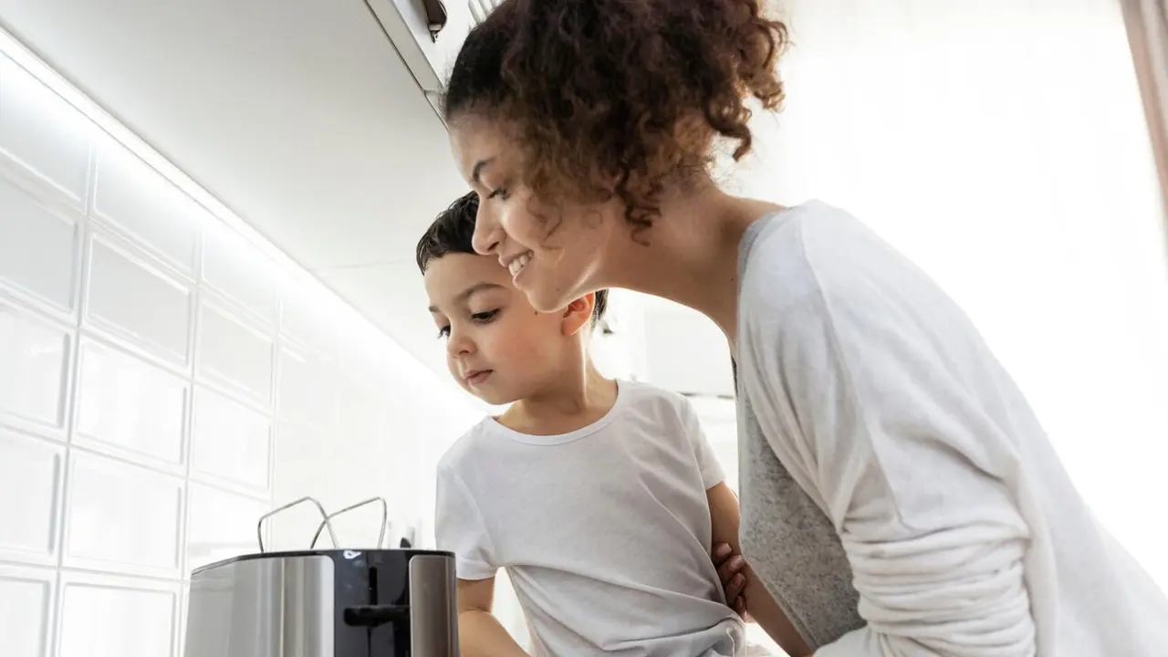 Setiap air fryer memiliki kapasitas dan pengaturan yang berbeda.