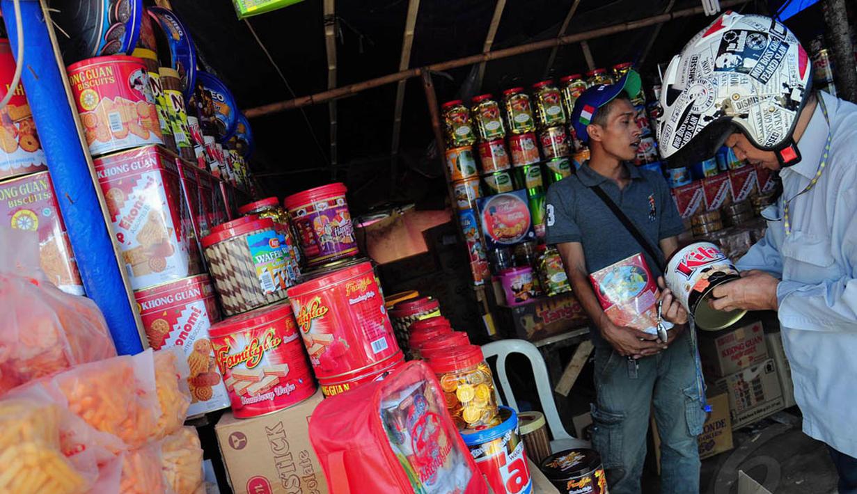 Seorang pembeli tampak melihat salah satu kue kering Lebaran di salah satu toko di kawasan tersebut, Jakarta, Minggu (20/7/14). (Liputan6.com/Faizal Fanani)