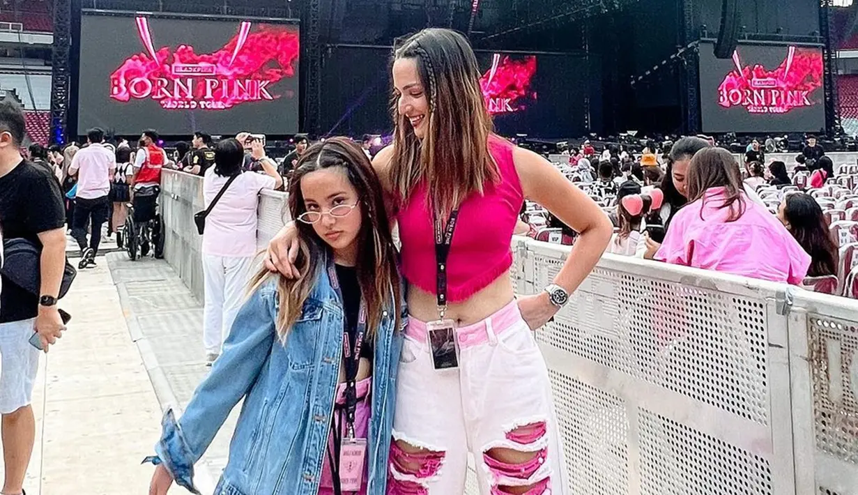 Sebelumnya, Nia Ramadhani juga mengajak Mikhayla saat menonton konser BLACKPINK di Jakarta. Nia memakai tank top berwarna pink yang dipadukan dengan ripped jeans putih pink. Sementara putrinya memilih celana pendek pink dan atasan berwarna hitam yang dipadukan dengan jaket biru denim. (Liputan6.com/IG/@ramadhaniabakrie)