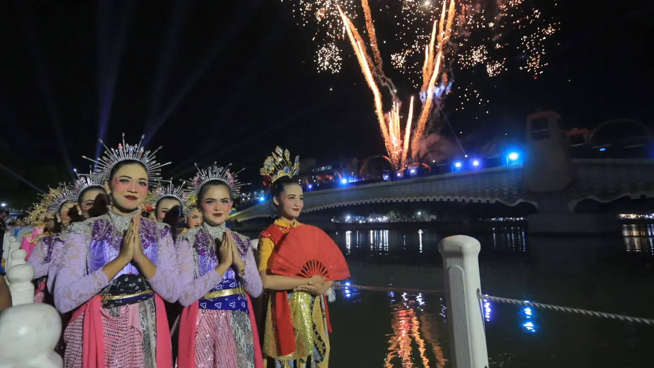 Ribuan warga memadati kawasan Jembatan Kaca, Sungai Cisadane, pada pembukaan Cisadane Digital Festival 2025, Rabu (12/11/2025) malam.