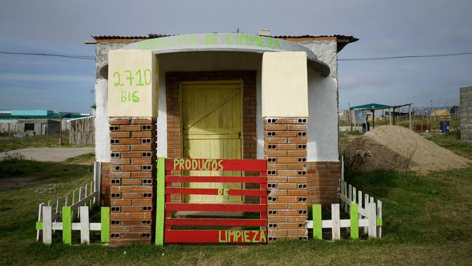 Sebuah toko yang dulunya dipakai menjual produk-produk pembersih berada di dalam Penjara Punta de Rieles, Montevideo, Uruguay, 9 Mei 2019. Toko tersebut merupakan salah satu bisnis yang dibangun oleh narapidana di Penjara Punta de Rieles. (AP Photo/Matilde Campodonico)