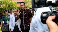 Cagub DKI Jakarta 2017 Basuki Agus Harimurti Yudhoyono menyapa media saat akan menjalani tes kesehatan di RSAL Dr. Mintoharjo, Jakarta, Sabtu (24/9). Tes tersebut merupakan tahapan pendaftaran cagub dan cawagub. (Liputan6.com/Gempur M Surya). 