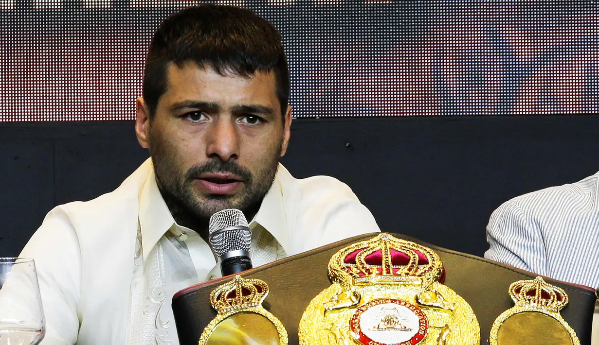 Juara kelas welter WBA asal Argentina Lucas Matthysse memberi keterangan selama konferensi pers jelang bertanding melawan petinju Filipina, Manny Pacquiao di Manila, Filipina (18/4). (AP Photo/Aaron Favila)