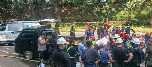 Petugas Gulkarmat evakuasi tiga pekerja tewas keracunan gas beracun di daerah Cipayung, Jakarta Timur, Kamis (9/7/2026). (Liputan6.com/Ady Anugrahadi).