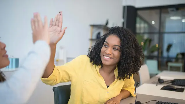 Siapkan Pilihan Topik Percakapan yang Aman dan Menarik