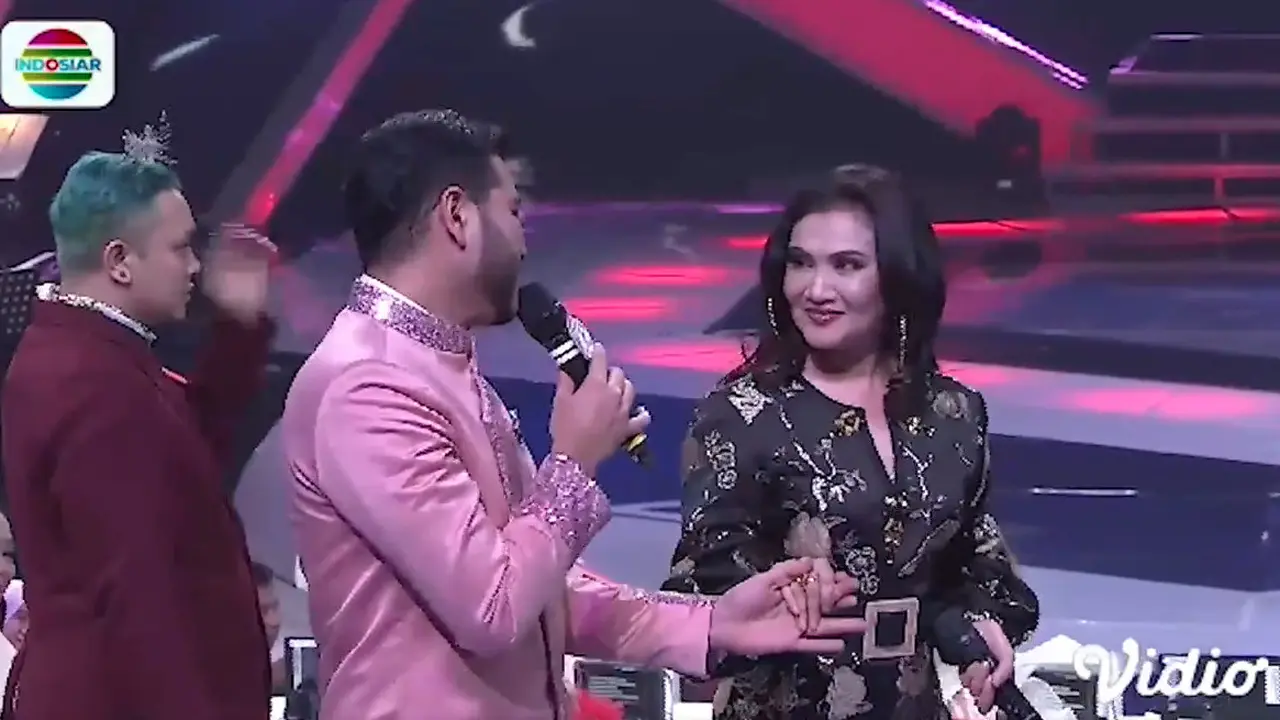Masidayu Kepergok Anaknya Saat Sedang Bermesraan Di Panggung D'Academy Asia 5. sumberfoto: Vidio