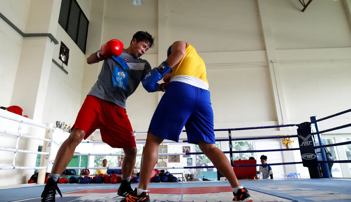 Petinju asal Thailand, Peamwilai Laopeam (kiri) saat berlatih demi mendapatkan emas di Olimpiade Rio 2016 di Brasil saat sesi pelatihan di gym di Bangkok, Thailand, 9 Juni 2016. (REUTERS/Athit Perawongmetha)