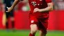 Striker Bayern Muenchen Robert Lewandowski saat membawa bola pada laga final  Audi Cup 2015, Allianz Arena , Munich , Jerman, Kamis (6/8/2015). Bayern Muenchen menang dengan skor 1-0. (Reuters/Jason Cairnduff)