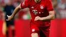 Striker Bayern Muenchen Robert Lewandowski saat membawa bola pada laga final  Audi Cup 2015, Allianz Arena , Munich , Jerman, Kamis (6/8/2015). Bayern Muenchen menang dengan skor 1-0. (Reuters/Jason Cairnduff)