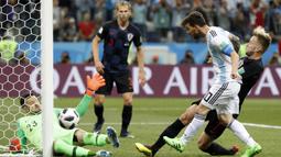 Gelandang Argentina, Lionel Messi, gagal memcetak gol saat melawan Kroasia pada laga grup D Piala Dunia di Stadion Nizhny Novgorod, Nizhny, Kamis (21/3/2018). Kroasia menang 3-0 atas Argentina. (AP/Petr David Josek)
