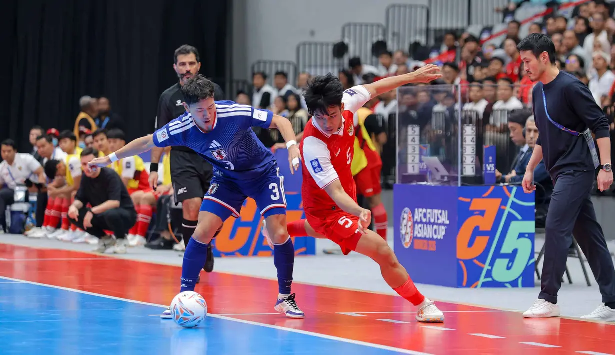 Tim racikan pelatih Hector Souto menunjukkan kepercayaan diri tinggi. M Iqbal dan kawan-kawan tidak ragu menekan lawan yang dikenal sebagai salah satu kekuatan utama futsal Asia. Tampak dalam foto, pemain Timnas Futsal Indonesia, Israr Megantara (kedua kanan) berebut bola dengan pemain Jepang pada semifinal Piala Asia Futsal 2026 di Indonesia Arena, Gelora Bung Karno, Senayan, Jakarta, Kamis (4/2/2026). (Bola.com/Bagaskara Lazuardi)