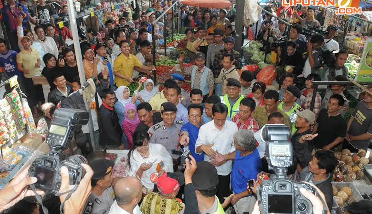 Ratusan warga yang kala itu sedang beraktivitas berbelanja, seketika terhenti dan berpaling pandangannya ke arah pria kurus yang hobi berkemeja putih itu (Liputan6.com/Herman Zakharia)