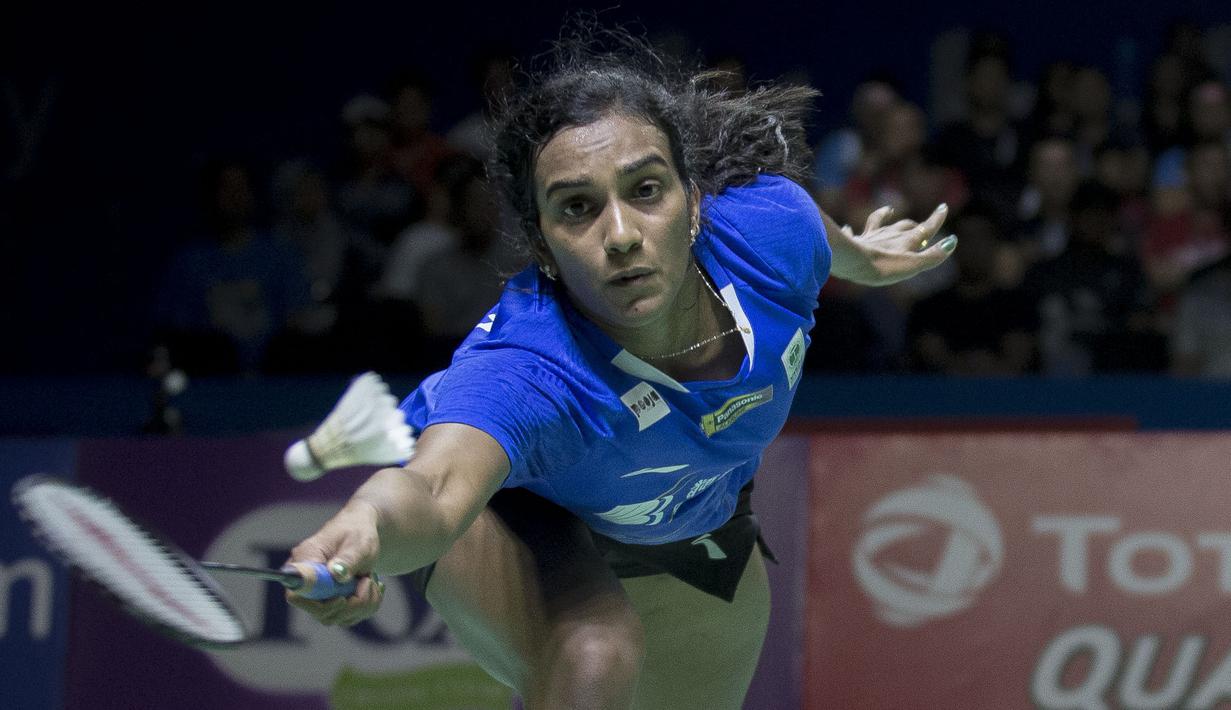 Tunggal putri Jepang, Akane Yamaguchi, berhasil mengalahkan Pusarla Sindhu pada Indonesia Open 2019 di Istora Senayan, Minggu (21/7). Akane menang 21-16 dan 21-18 dari Pusarla. (Bola.com/Peksi Cahyo)
