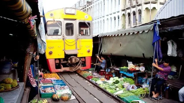 Pasar Maeklong Thailand, Sensasi Belanja Sembari Dikejar Kereta