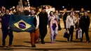 Warga negara Brasil yang melarikan diri dari konflik antara Israel dan Hamas turun dari pesawat militer di Pangkalan Udara Brasilia dalam penerbangan penyelamatan pertama pemerintah Brasil dari Tel Aviv, Rabu (11/10/2023). (EVARISTO SA / AFP)