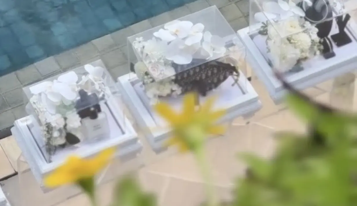 Terlihat pula sebuah tas dari rumah mode Prancis Dior, dengan tipe Saddle M Canvas Blue Multi seharga Rp63 juta. [@iniseserahan]