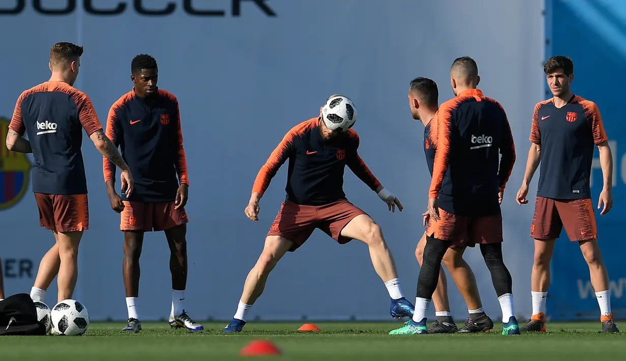Pemain Barcelona, Ivan Rakitic, menyundul bola saat latihan jelang laga final Copa del Rey di Joan Gamper, Barcelona, Jumat (20/4/2018). Barcelona akan berhadapan dengan Sevilla. (AFP/ Lluis Gene)