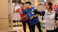 Dartslive Support Player asal Singapura Hedy Wong (kanan) dan Phuay Wei (tengah) bermain dengan pemain darts Indonesia Tirta Suparjo dalam acara peluncuran Darts Station di lantai F7 FX Sudirman, Senayan, Jakarta pada Sabtu (15/11/2025). (Bola.com/Abdul Aziz)