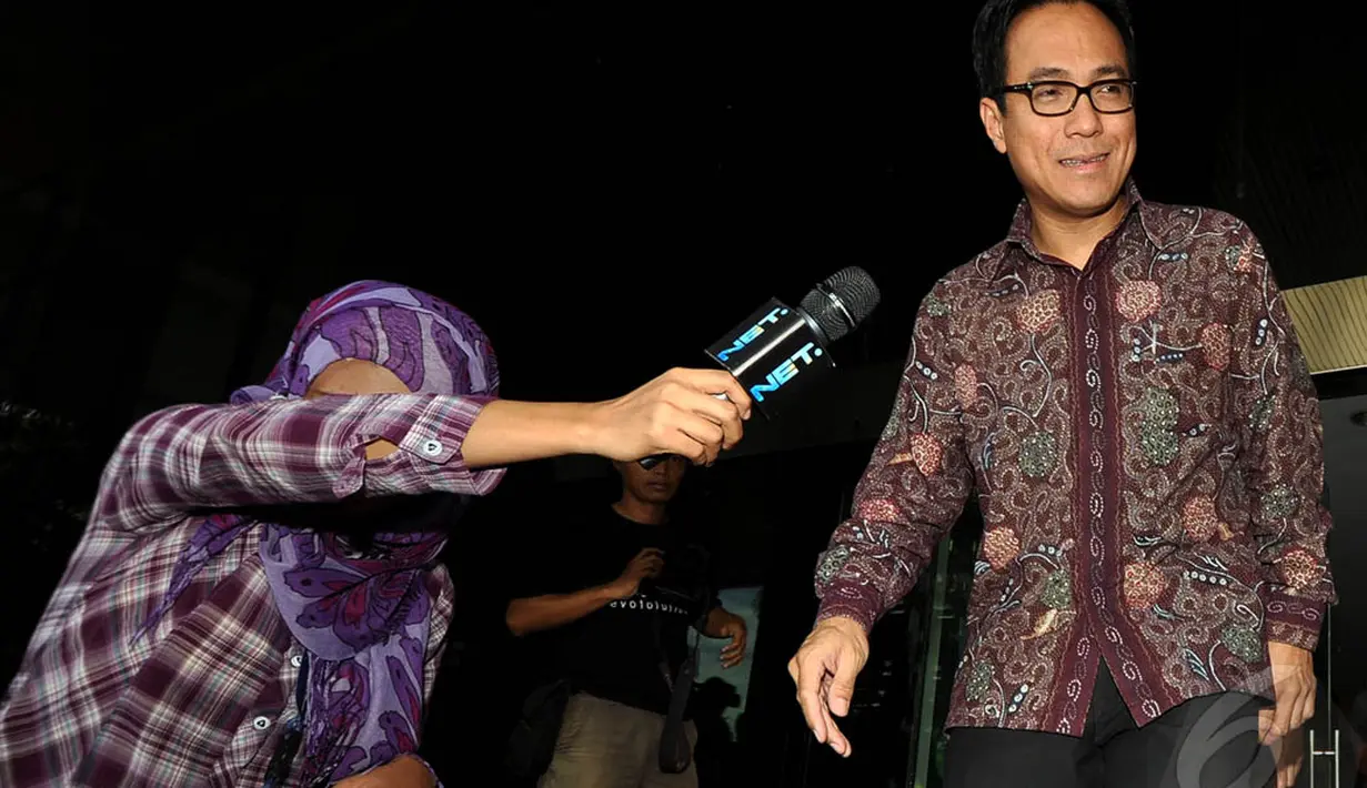 Julian Aldrin Pasha saat meninggalkan gedung KPK, Jakarta, Senin (29/12/2014). (Liputan6.com/Miftahul Hayat) 