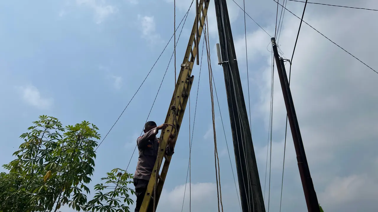 Proses evakuasi jasad teknisi PLN yang tewas tersengat listrik di Kabupaten Lampung Timur diduga lantaran salah memegang kabel. Foto : (Istimewa).