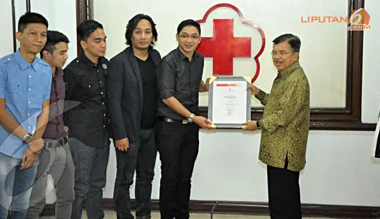 Palang Merah Indonesia memberikan penghargaan kepada band Ungu karena telah memberikan bantuan melalui PMI dalam aksi sosialnya (Liputan6.com/Panji Diksana).
